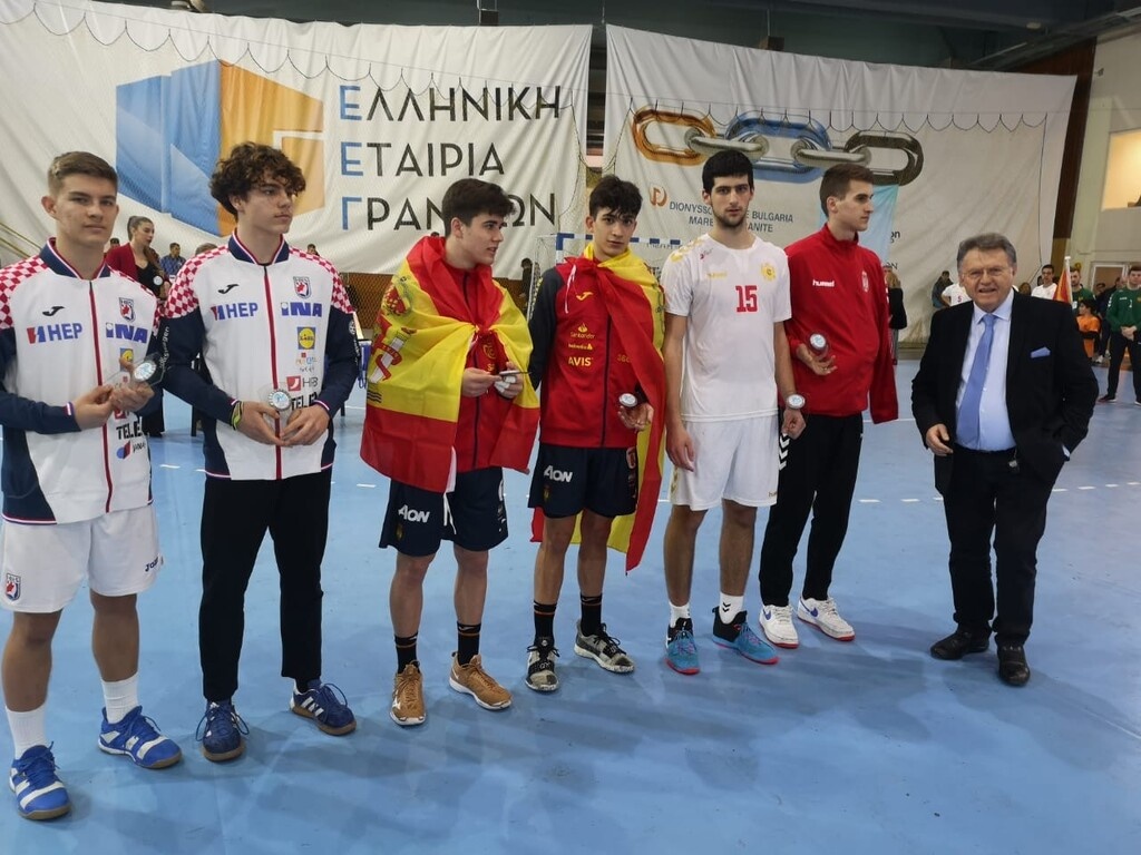Ο Σοφοκλής Ξυνής βράβευσε τον MVP δεξιό ίντερ της 17ης Μεσογειάδας Handball, Αλεξάντερ Τσένιτς