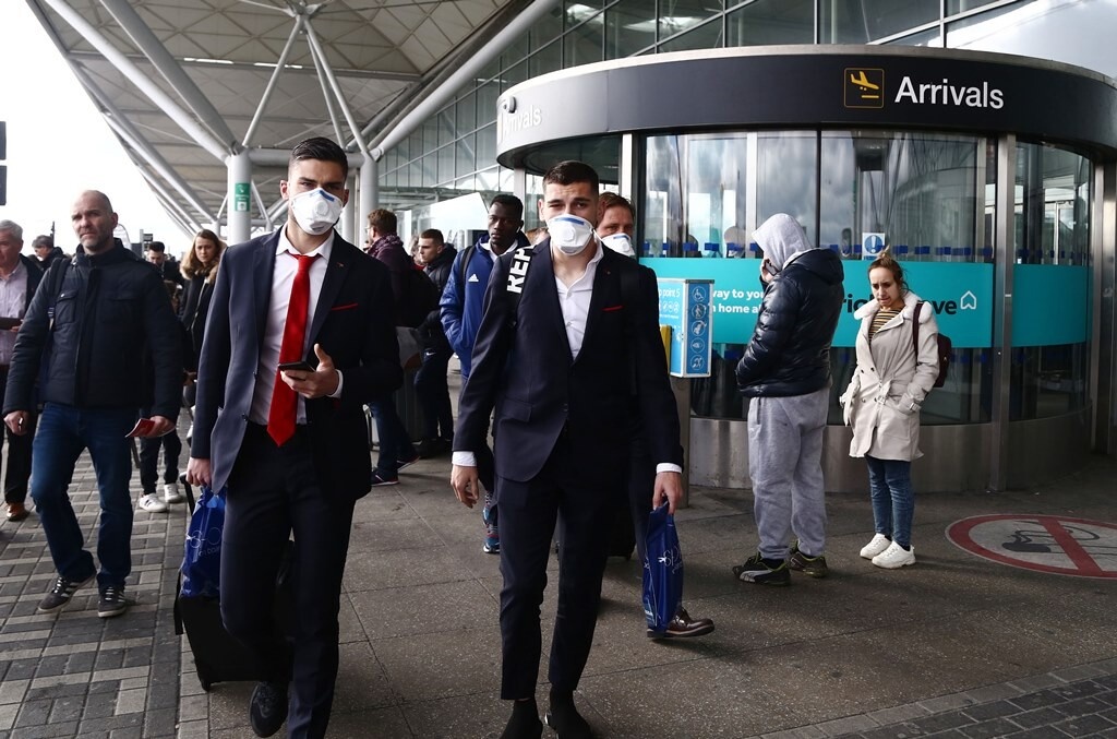 Ολυμπιακός: Με μάσκες στο Λονδίνο λόγω κοροναϊού (photos+video)