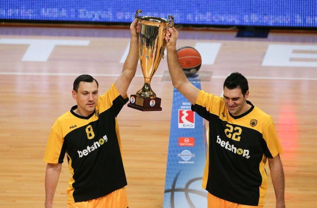 Στο ΟΑΚΑ με το τρόπαιο η Κυπελλούχος ΑΕΚ (photos+video)