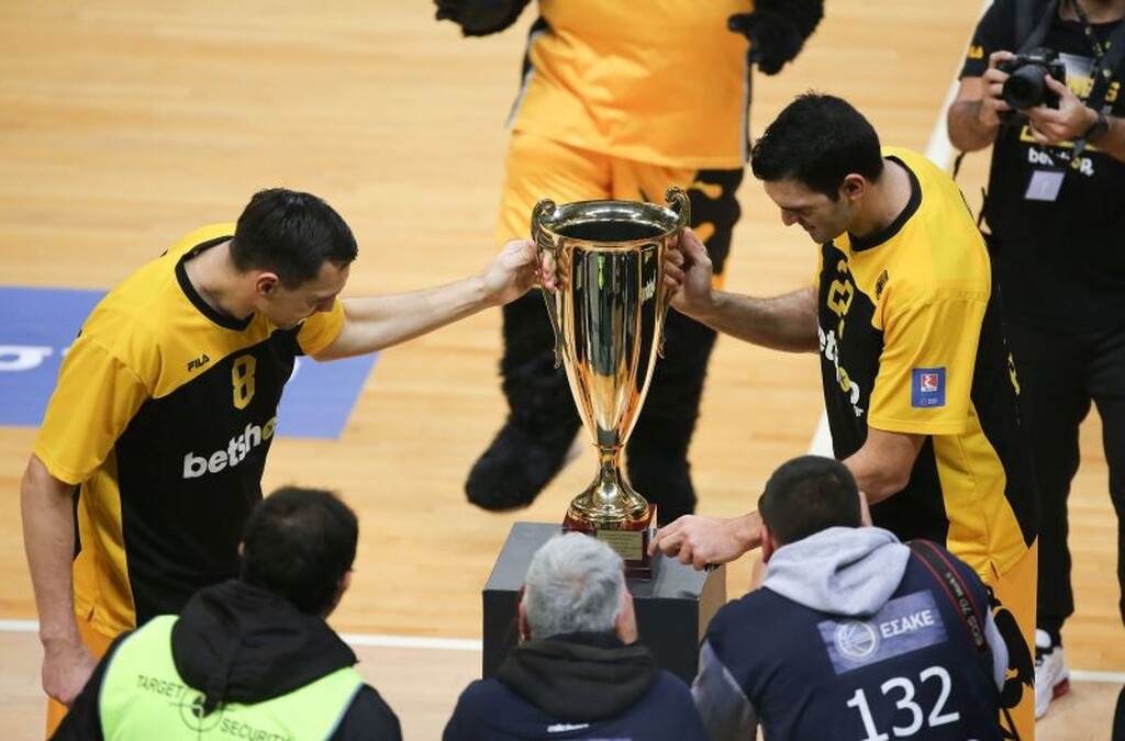 Στο ΟΑΚΑ με το τρόπαιο η Κυπελλούχος ΑΕΚ (photos+video)
