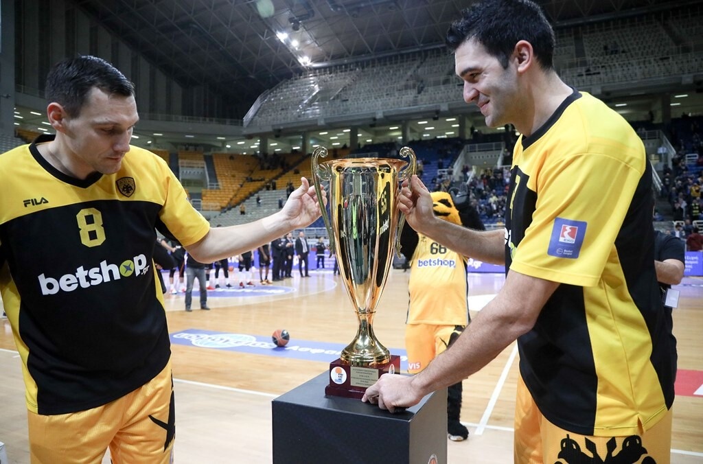 Στο ΟΑΚΑ με το τρόπαιο η Κυπελλούχος ΑΕΚ (photos+video)