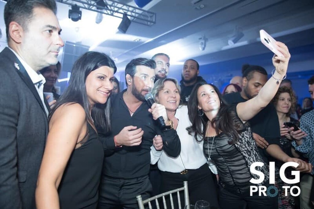 Θάνος Πετρέλης: Ντελίριο στο live tour του στην Αμερική και συγκινητικές στιγμές σε ελληνικό σχολείο