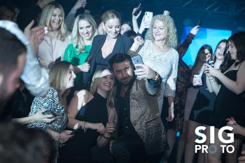 Θάνος Πετρέλης: Ντελίριο στο live tour του στην Αμερική και συγκινητικές στιγμές σε ελληνικό σχολείο