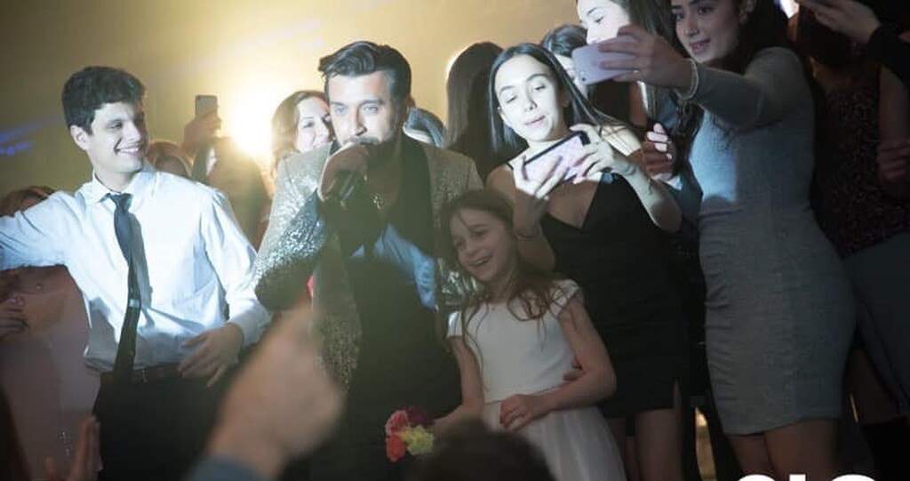 Θάνος Πετρέλης: Ντελίριο στο live tour του στην Αμερική και συγκινητικές στιγμές σε ελληνικό σχολείο