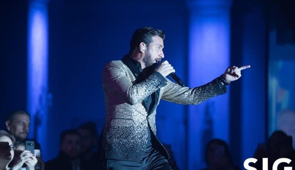 Θάνος Πετρέλης: Ντελίριο στο live tour του στην Αμερική και συγκινητικές στιγμές σε ελληνικό σχολείο