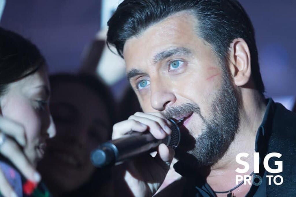 Θάνος Πετρέλης: Ντελίριο στο live tour του στην Αμερική και συγκινητικές στιγμές σε ελληνικό σχολείο