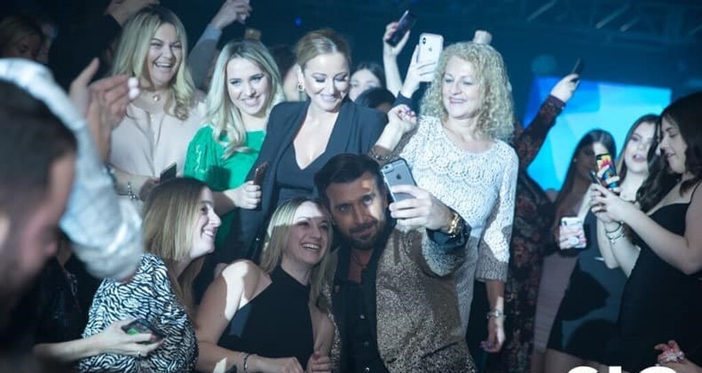 Θάνος Πετρέλης: Ντελίριο στο live tour του στην Αμερική και συγκινητικές στιγμές σε ελληνικό σχολείο