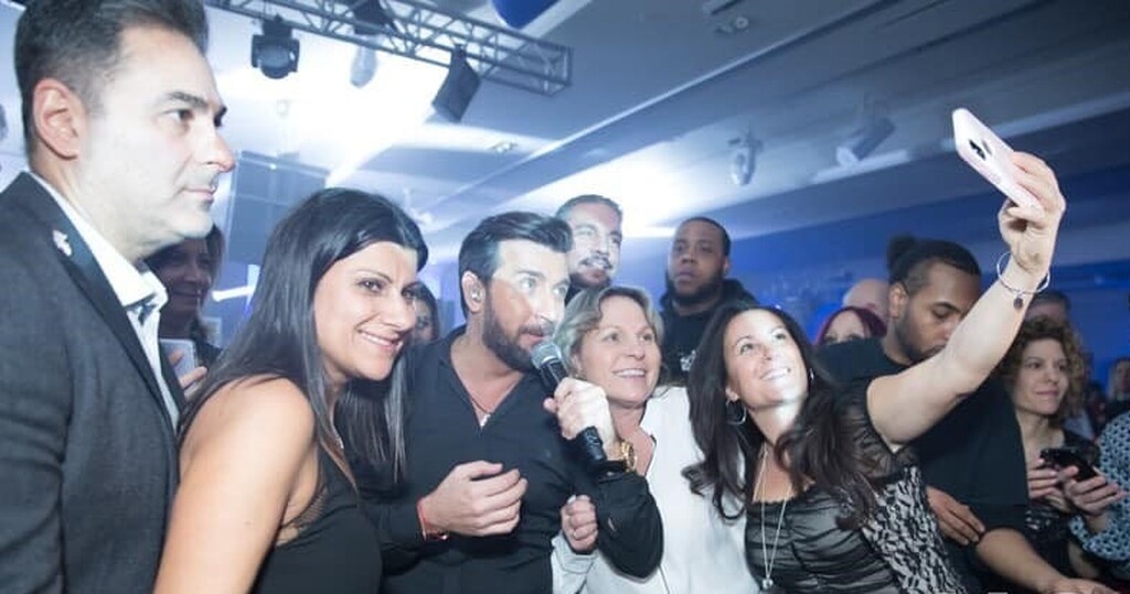 Θάνος Πετρέλης: Ντελίριο στο live tour του στην Αμερική και συγκινητικές στιγμές σε ελληνικό σχολείο