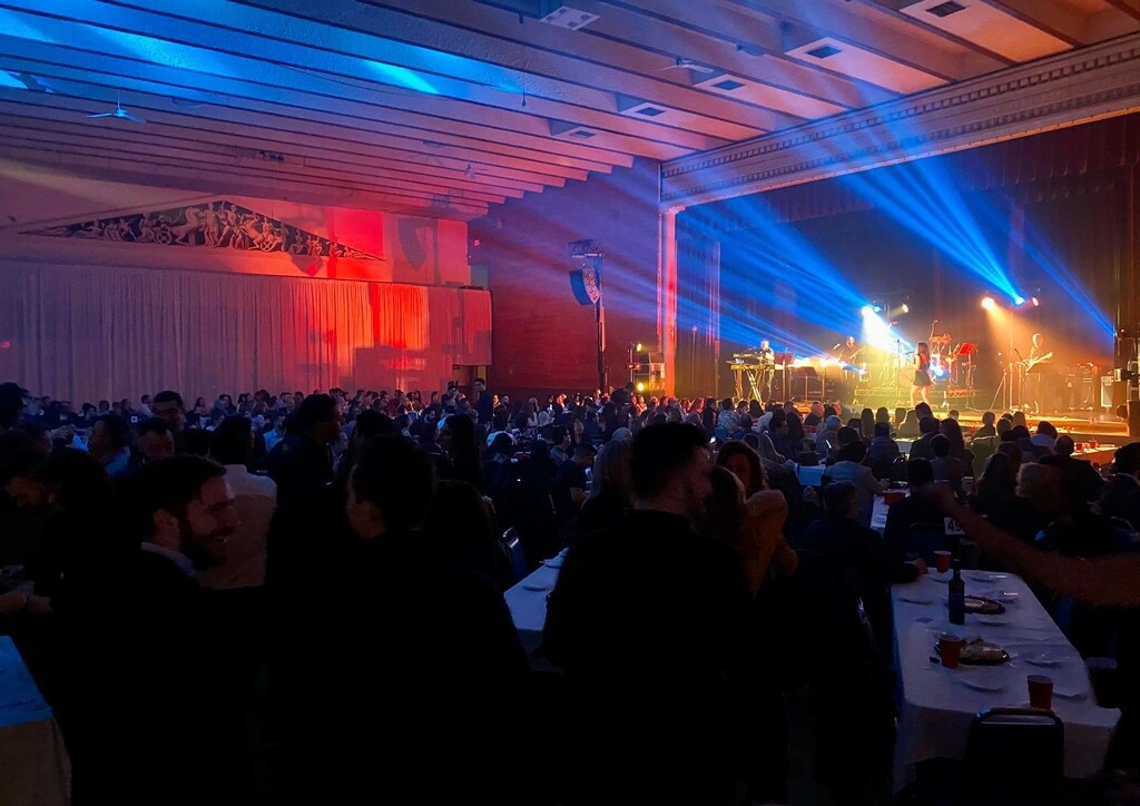 Θάνος Πετρέλης: Ντελίριο στο live tour του στην Αμερική και συγκινητικές στιγμές σε ελληνικό σχολείο