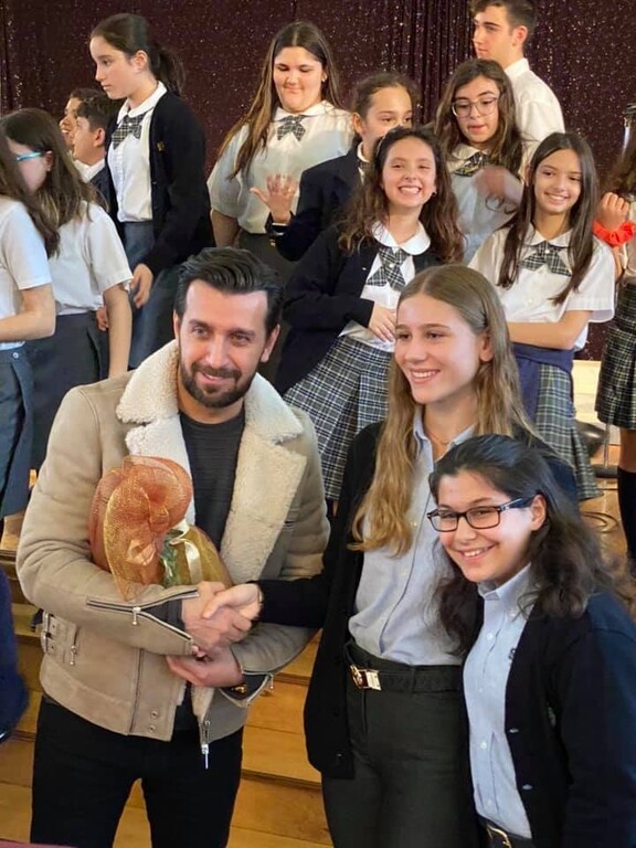 Θάνος Πετρέλης: Ντελίριο στο live tour του στην Αμερική και συγκινητικές στιγμές σε ελληνικό σχολείο