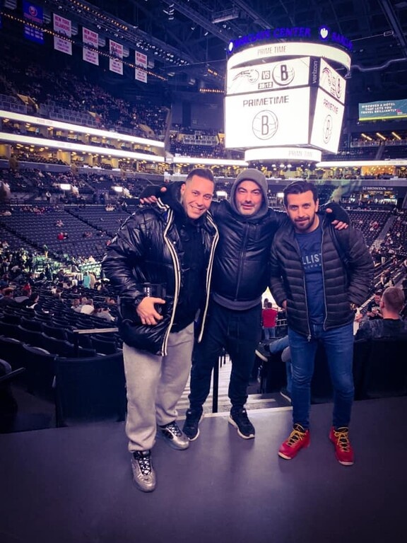 Θάνος Πετρέλης: Ντελίριο στο live tour του στην Αμερική και συγκινητικές στιγμές σε ελληνικό σχολείο