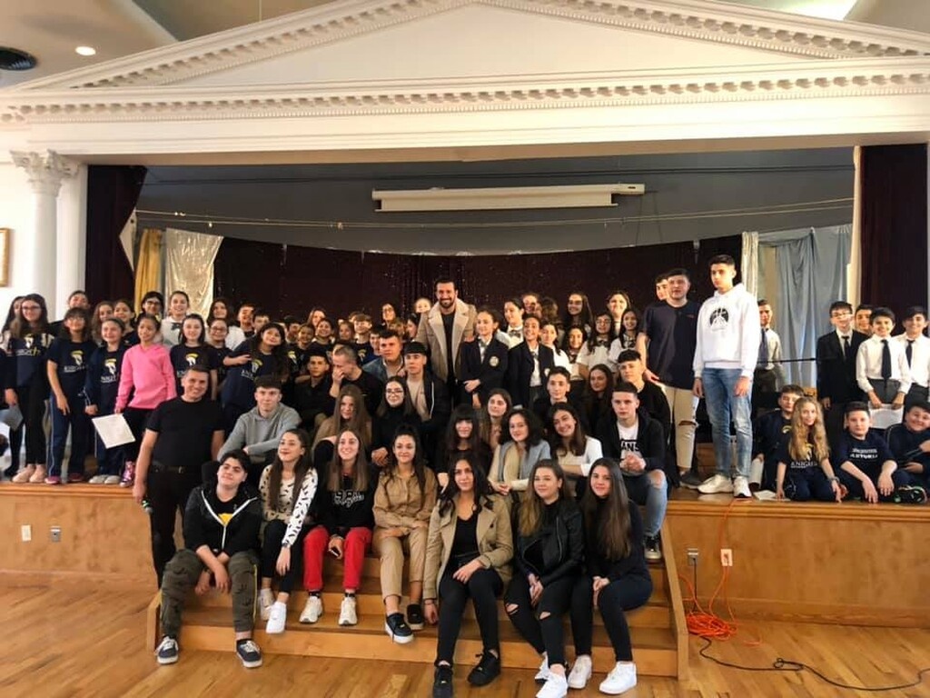 Θάνος Πετρέλης: Ντελίριο στο live tour του στην Αμερική και συγκινητικές στιγμές σε ελληνικό σχολείο