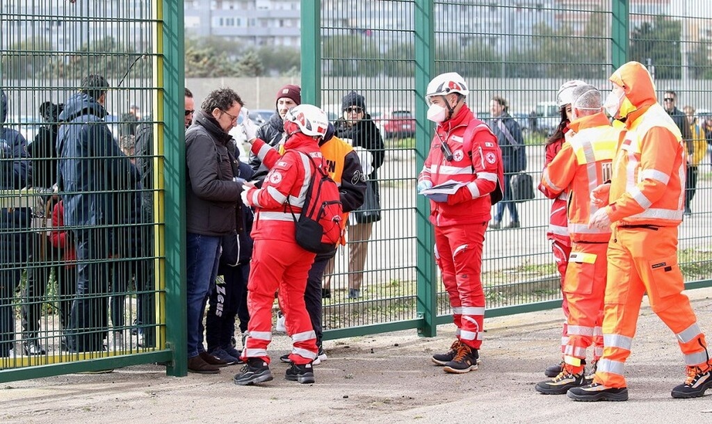 Έλεγχος έξω από το γήπεδο της Λέτσε για κοροναϊό (photos)