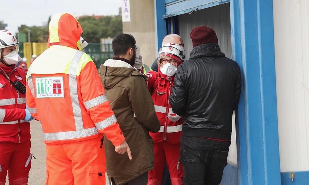 Έλεγχος έξω από το γήπεδο της Λέτσε για κοροναϊό (photos)