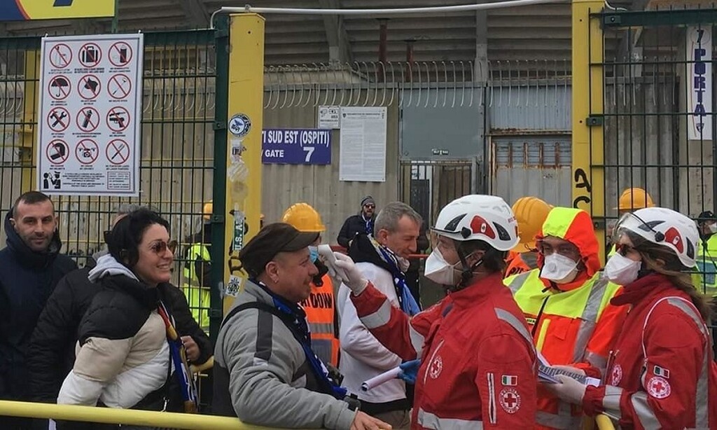Έλεγχος έξω από το γήπεδο της Λέτσε για κοροναϊό (photos)