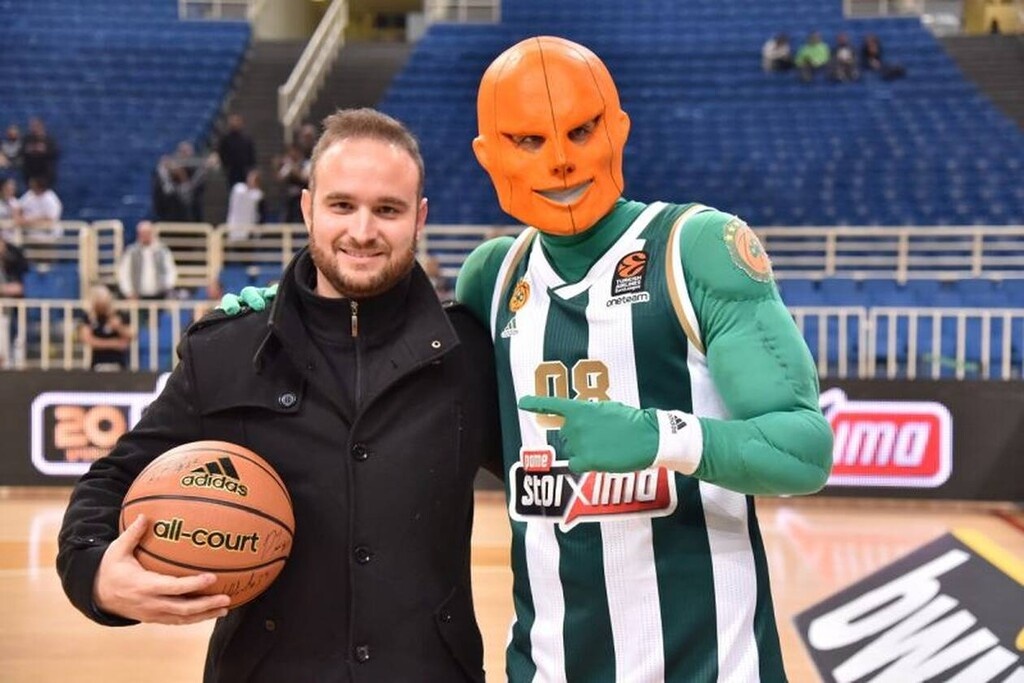 Ο Mr. Green, με νικητή της συλλεκτικής υπογεγραμμένης μπάλας