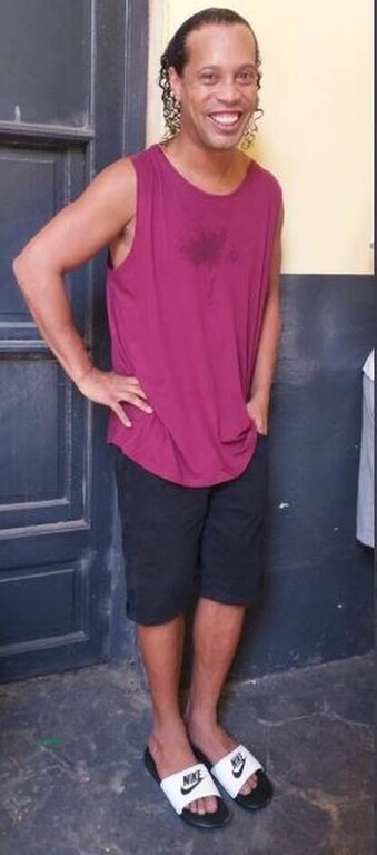 Αυτή είναι η πρώτη φωτογραφία του Ροναλντίνιο μέσα από τη φυλακή!