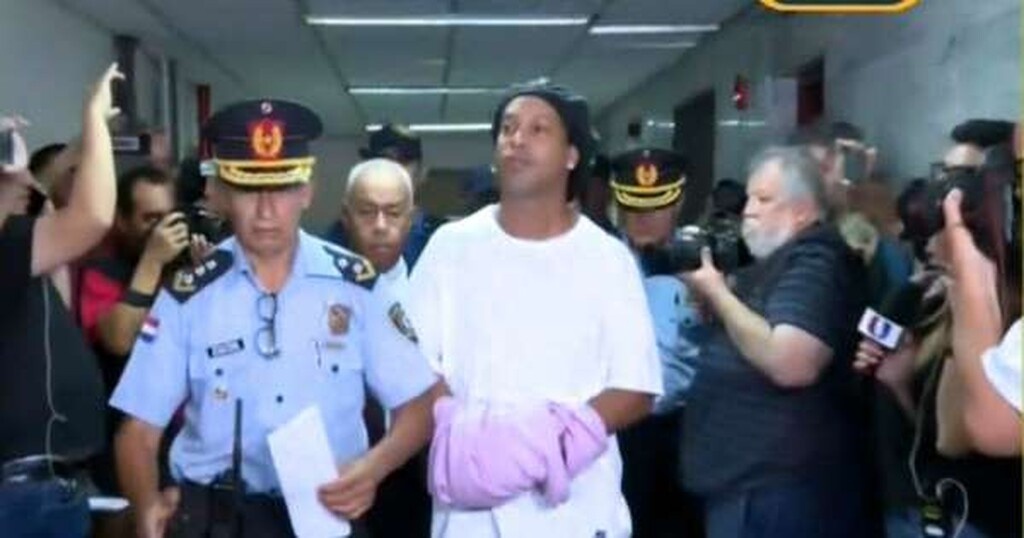 Όμως ο Ροναλντίνιο δεν χάνει το χαμόγελό του, ακόμα και μέσα στη φυλακή.