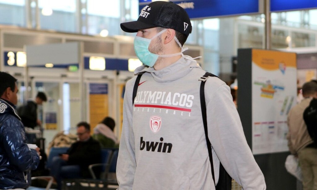 Ολυμπιακός: Αναχώρηση... με μάσκες! (photos)