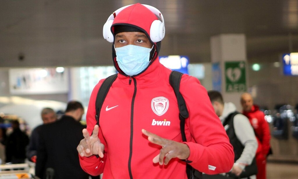 Ολυμπιακός: Αναχώρηση... με μάσκες! (photos)