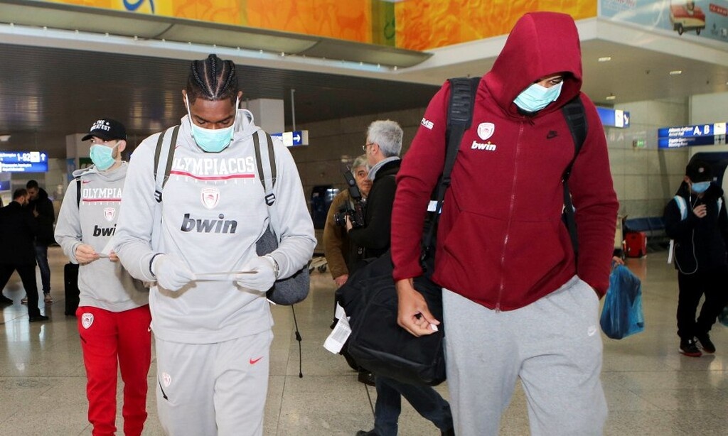 Ολυμπιακός: Αναχώρηση... με μάσκες! (photos)