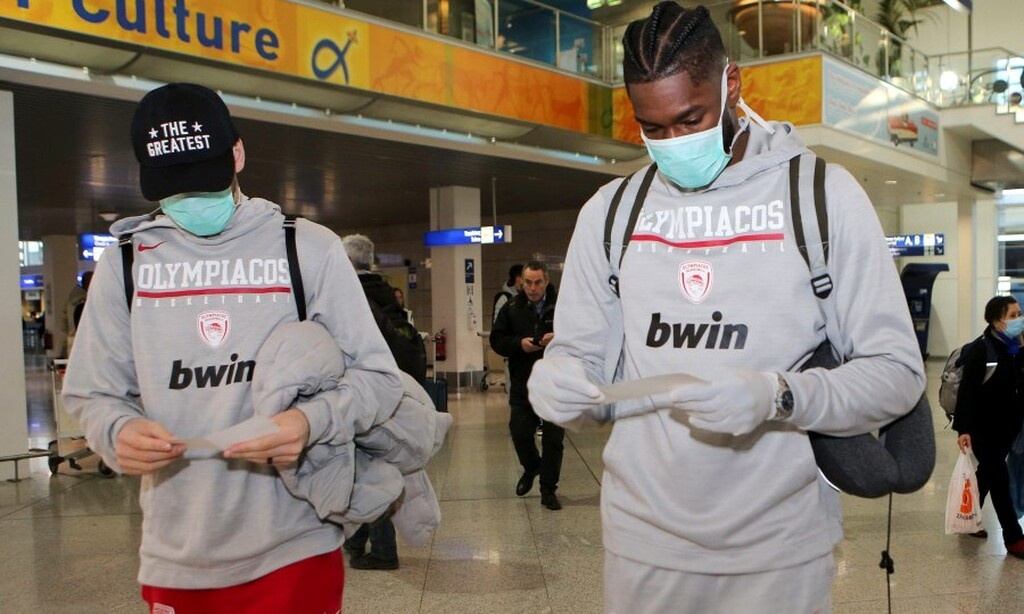 Ολυμπιακός: Αναχώρηση... με μάσκες! (photos)