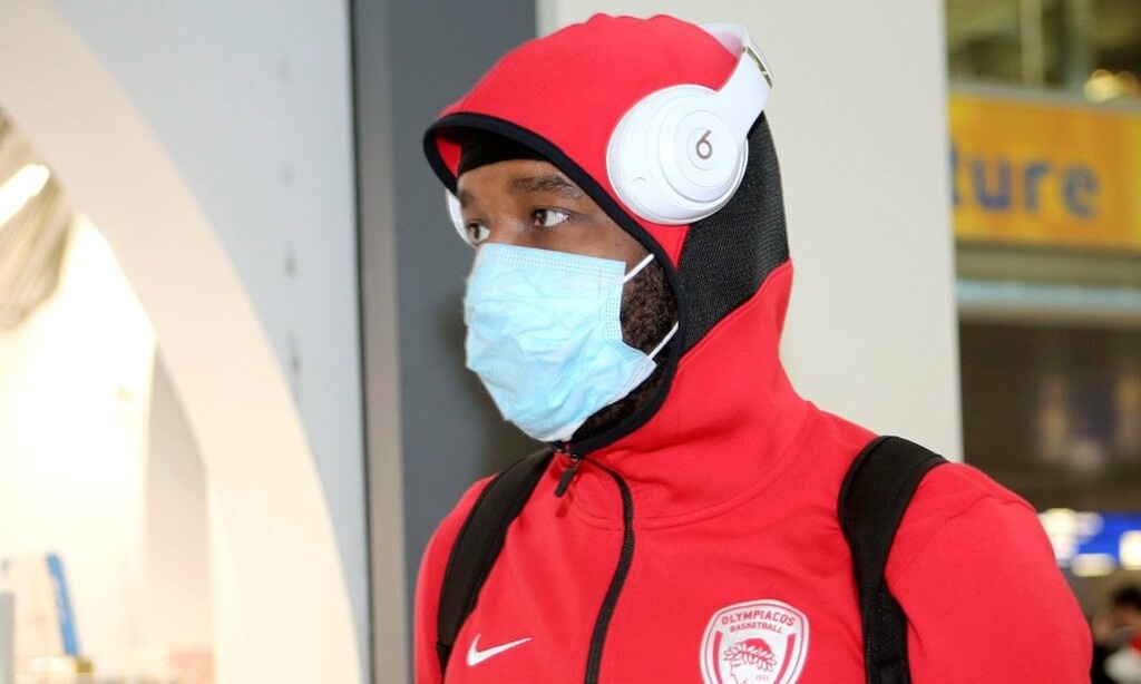 Ολυμπιακός: Αναχώρηση... με μάσκες! (photos)