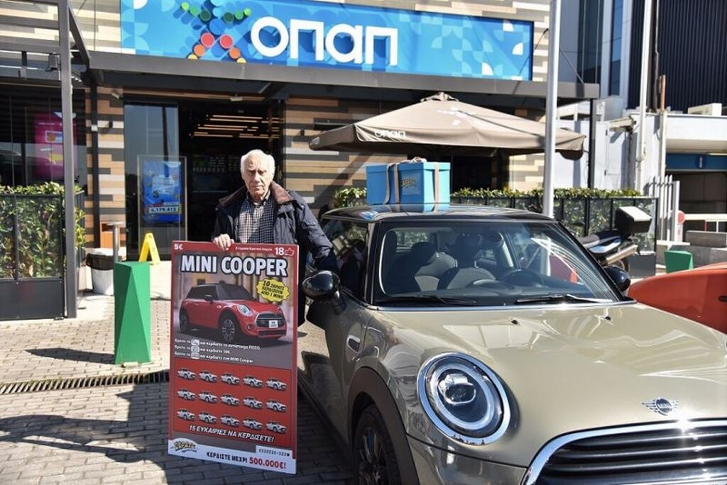ΣΚΡΑΤΣ «ΜΙΝΙ COOPER»: Τυχερός παίκτης από την Πτολεμαΐδα ποζάρει με το αυτοκίνητο που κέρδισε