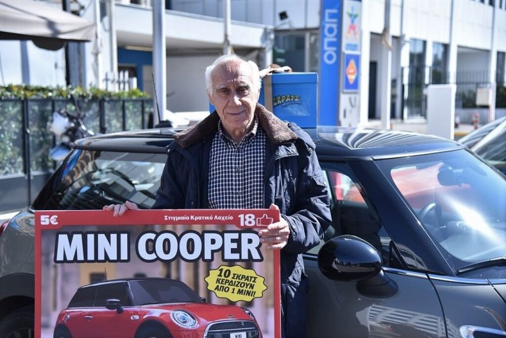 ΣΚΡΑΤΣ «ΜΙΝΙ COOPER»: Τυχερός παίκτης από την Πτολεμαΐδα ποζάρει με το αυτοκίνητο που κέρδισε
