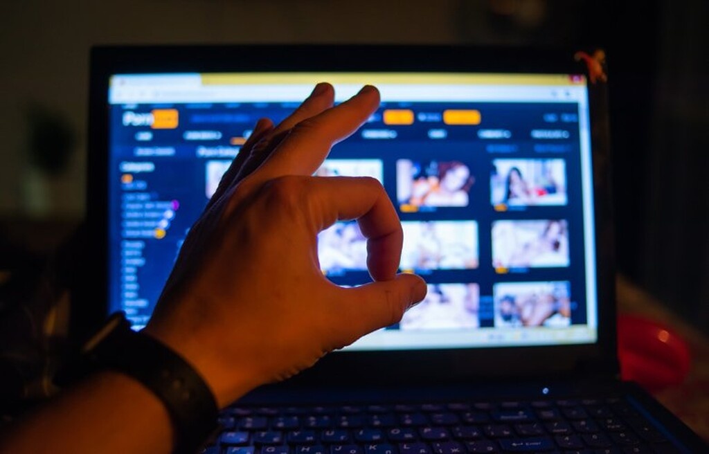 Κοροναϊός: Δωρεάν... πορνό για όλους! (photos)