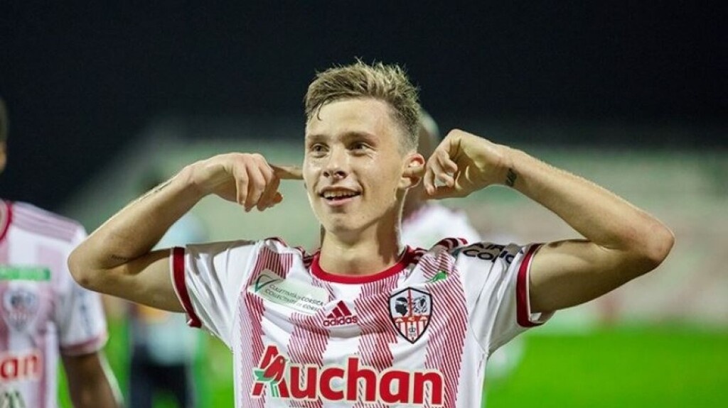 Μάλιστα, φαίνεται πως ο Ολυμπιακός έχει τον πρώτο λόγο για τον Τραμονί, παρότι υπάρχουν και άλλες ομάδες που ενδιαφέρονται για εκείνον και η Μπορντό έχει εκφράσει επίσημα το ενδιαφέρον της.