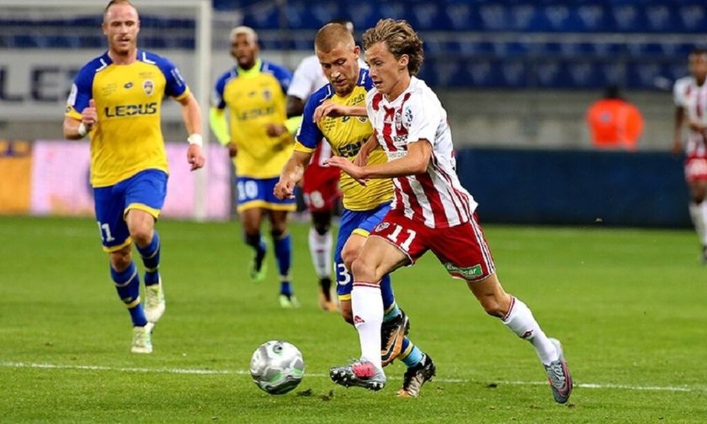 Ο 20χρονος άσος είναι από τους παίκτες που ξεχωρίζουν, αφού έχει βοηθήσει την Αξαζιό στην προσπάθεια να επιστρέψει στην League 1 με τα 2 γκολ και τις 4 ασίστ σε 24 ματς.