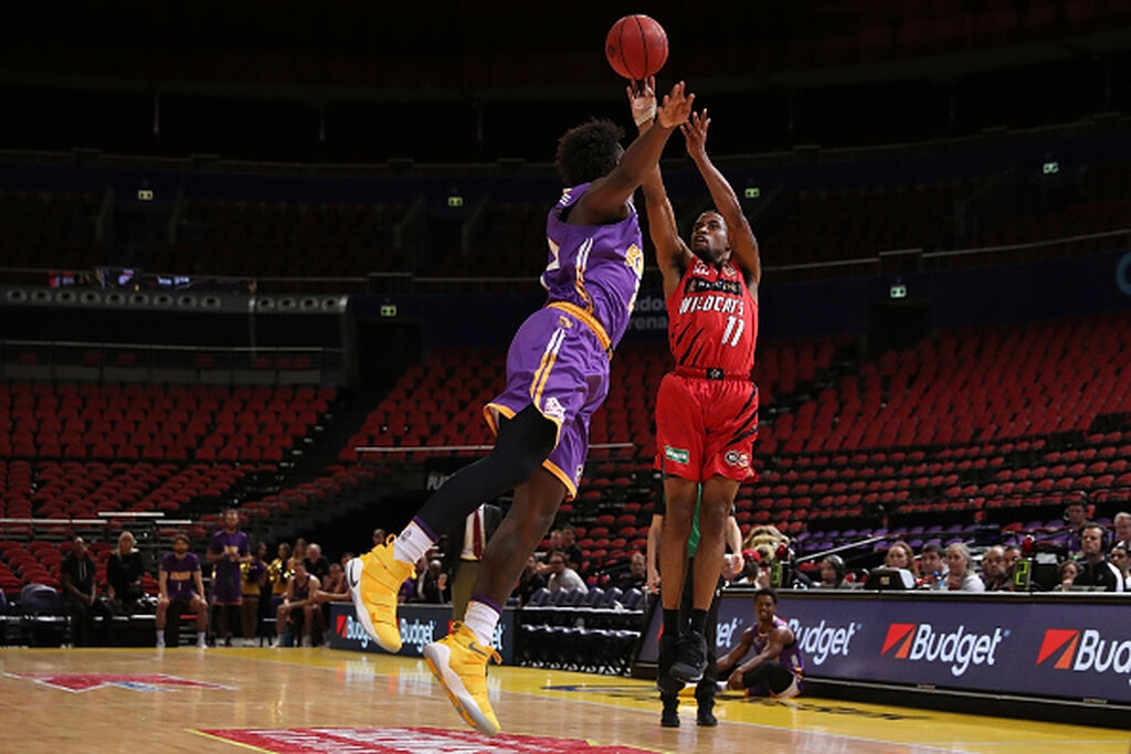 ΑΥΣΤΡΑΛΙΑ (NBL):

Ο κορονοϊός έφερε τη διακοπή ακόμα και στους τελικούς του πρωταθλήματος της Αυστραλίας. Η απόφαση πάρθηκε αμέσως μετά το 2-1 που έκαναν Περθ Ουάιλντκατς κόντρα στους Σίντνεϊ Κινγκς  στο Game 3, ο οποίος έγινε κεκλεισμένων των θυρών.