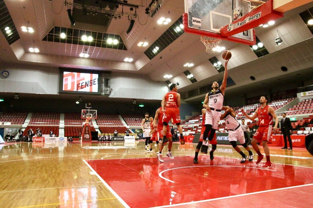 ΙΑΠΩΝΙΑ (B.League):

Η πρώτη χώρα στην οποία υπήρξε επανέναρξη του πρωταθλήματος μετά από διακοπή ενός μήνα. Τα ματς του Σαββατοκύριακο έγιναν κεκλεισμένων των θυρών αλλά με τους Αμερικανούς να λαμβάνουν κανονικά μέρος. Τελικά, η B.
