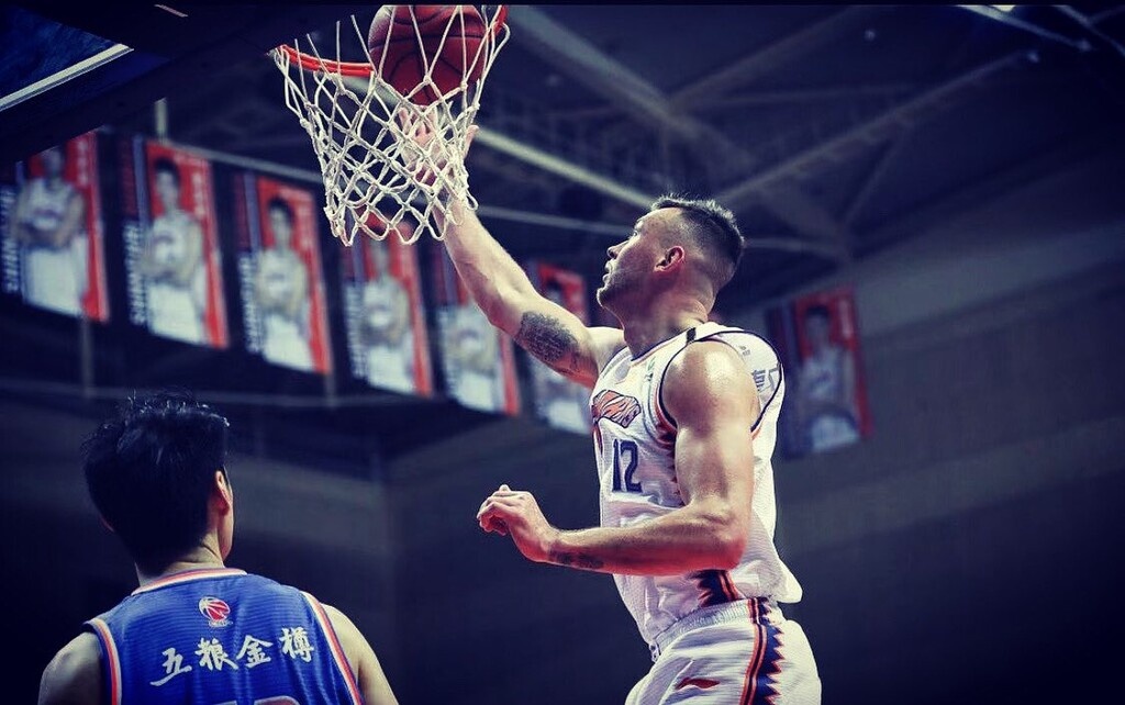 KINA (CBA):

Η Κίνα είναι η χώρα απ' όπου ξεκίνησε ο κορονοϊός και το πρωτάθλημα της είναι το πρώτο που μπήκε σε... καραντίνα. Το CBA διεκόπη στις αρχές Φεβρουαρίου, με τους ξένους παίκτες να φεύγουν εσπευσμένα για τις πατρίδες τους.