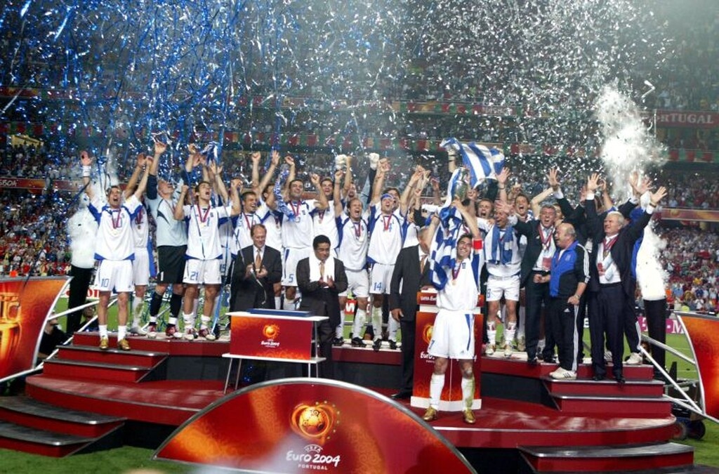 Μιλάμε, φυσικά, για όλη την ομάδα του Euro 2004 την οποία προκάλεσε ο Καραγκούνης να πάρει μέρος στο challenge με το χαρτί υγείας.
