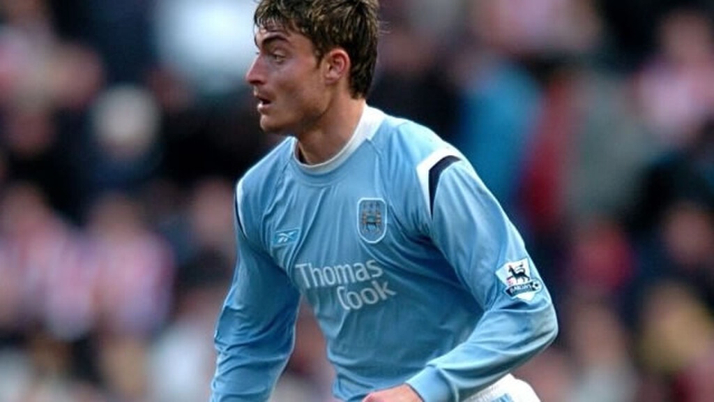 Έτσι, αποφάσισε να μείνει και να ζήσει στη χώρα της συζύγου της, Γιούλια, που προέρχεται από το Ομσκ, μια πόλη που βρίσκεται στα μισά της διαδρομής μεταξύ της Μόσχας και του Βλαδιβοστόκ. Στη Σιβηρία δηλαδή!