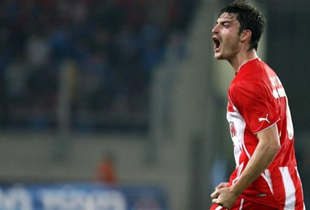 Ο λόγος φυσικά για τον Άλμπερτ Ριέρα που αγωνίστηκε για μια σεζόν στον Ολυμπιακό, πραγματοποιώντας 44 συμμετοχές με 7 τέρματα.