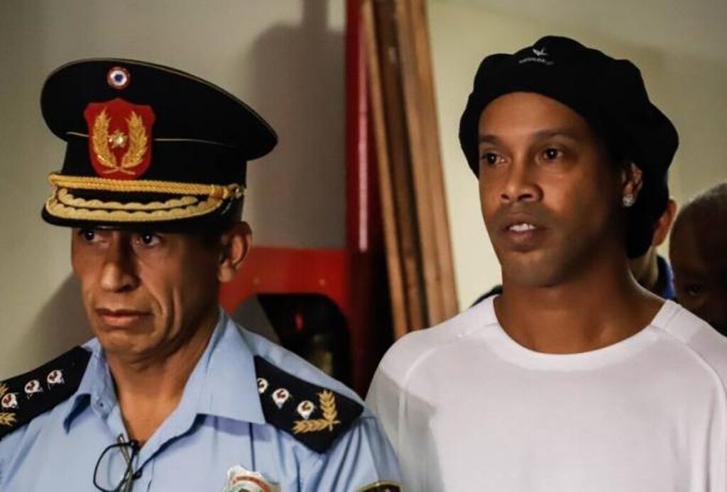 Δύο εβδομάδες μετά τη σύλληψή του, μαζί με τον αδερφό του, για προσπάθεια εισόδου στην Παραγουάη με πλαστό διαβατήριο, ο Βραζιλιάνος παραμένει στη φυλακή.