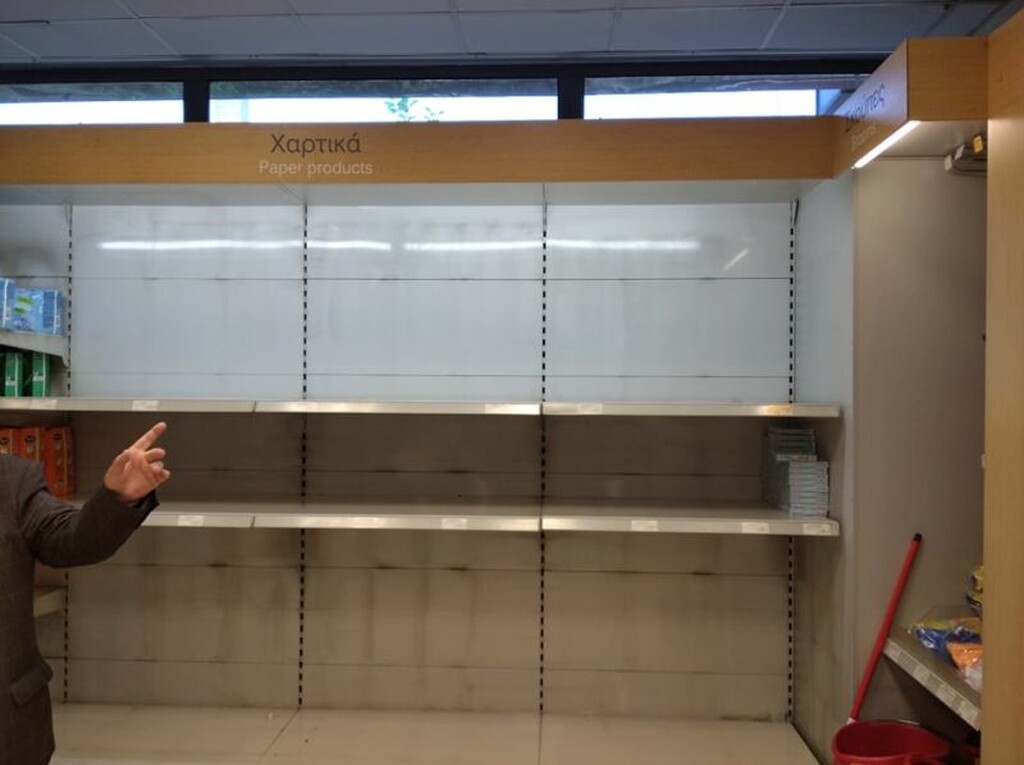 Η πανδημία του κορονοϊού έφερε... φρενίτιδα και στην αγορά, με τα χαρτιά υγείας να εξαφανίζονται πρώτα-πρώτα