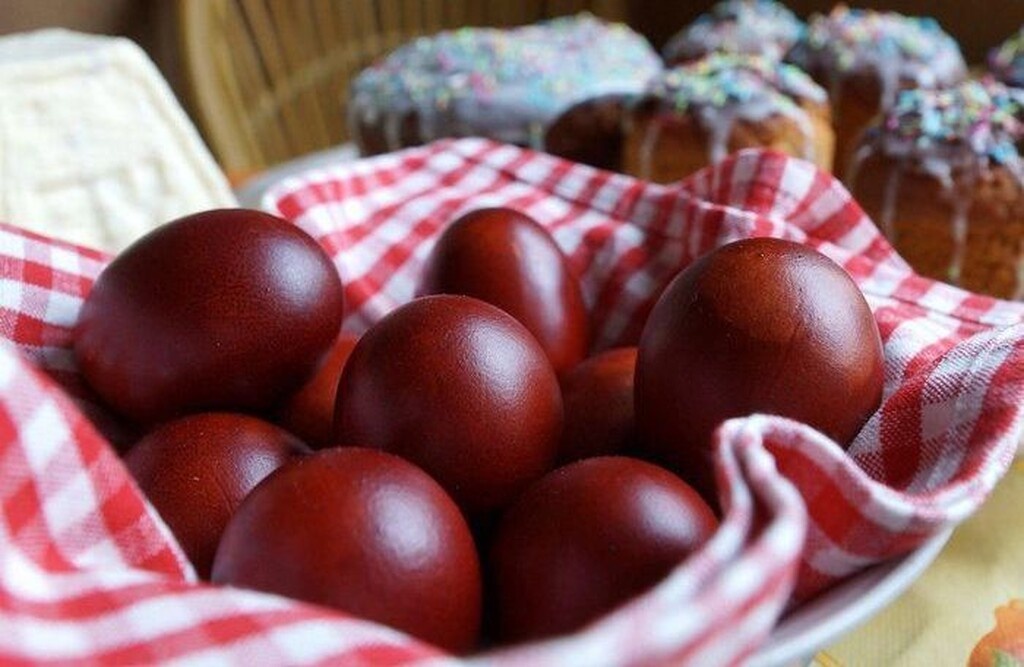 Πρόκειται για τη βαφή των αυγών! Τη βαφή που χρησιμοποιούμε κάθε Πάσχα...