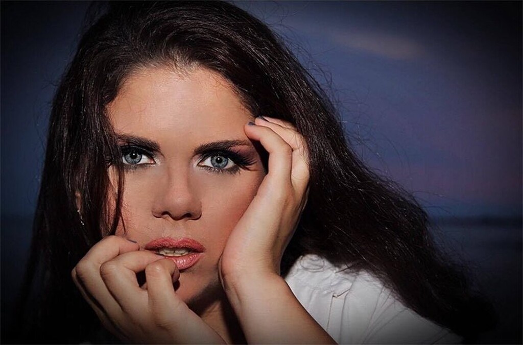 «Μένουμε σπίτι»: Διασκευή σε τραγούδι του Σ. Ρουβά έκανε τραγουδίστρια από τη Χαλκιδική