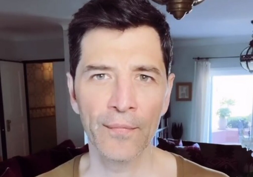 «Μένουμε σπίτι»: Διασκευή σε τραγούδι του Σ. Ρουβά έκανε τραγουδίστρια από τη Χαλκιδική