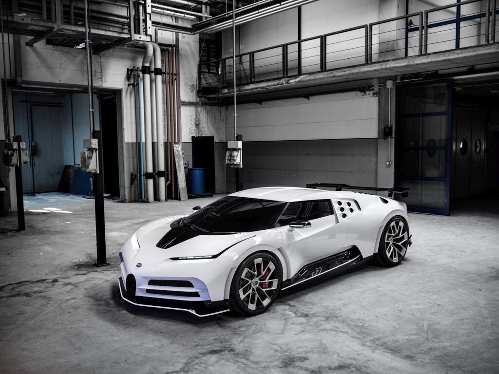 Η Bugatti Centrodieci που έχει παραγγείλει ο Πορτογάλος, είναι ένα «κτήνος» με W16 οκτάλιτρο κινητήρα, με απόδοση 1.600 ίππων, τελική ταχύτητα 380 χλμ/ώρα και με επιτάχυνση 0-100 χλμ σε 2,4''...