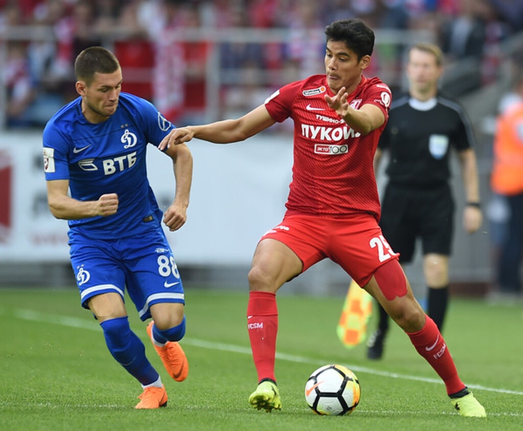 Κυρίως αγωνίζεται στην αριστερή πτέρυγα και αρέσκεται στο να πατάει την αντίπαλη περιοχή.