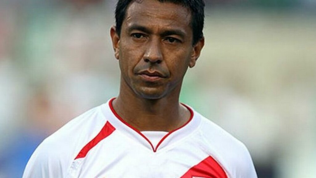 Ο Σολάνο που βρίσκεται στην τεχνική διοίκηση Εθνικής Περού παραβίασε τους κανονισμούς που εξέδωσε το κράτος λόγω της εκδήλωσης του COVID-19  και ήταν σε πάρτι σε ένα σπίτι στην περιοχή Λα Μολίνα.