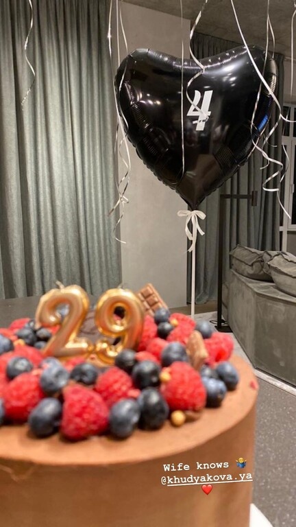 Η Γιάνα του πρόσφερε μια τούρτα και ένα μπαλόνι που ήταν μαύρο και πάνω είχε τον αριθμό 4, με τον Σαββίδη να σχολιάζει «η γυναίκα ξέρει».