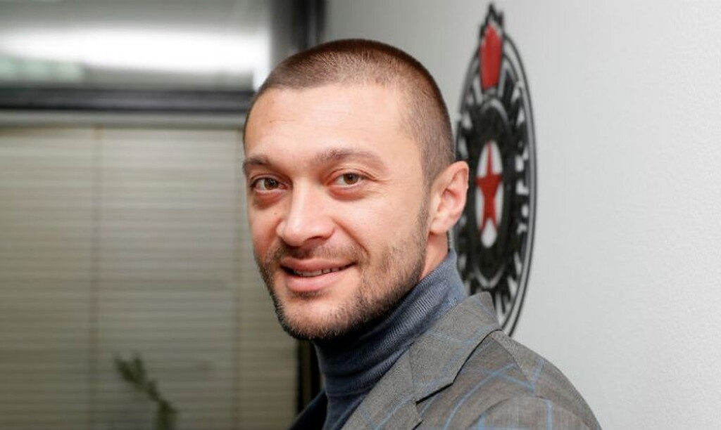 Μιλάμε φυσικά για τον Ίβιτσα Ίλιεφ, που εργάζεται στην Παρτιζάν  κάνει καλή δουλειά εκεί, βγάζει παίκτες από την Ακαδημία, τους προωθεί στην πρώτη ομάδα και στη συνέχεια τους πουλάει σε ομάδες του εξωτερικού, αξιοποιώντας κατά τον καλύτερο τρόπο τη