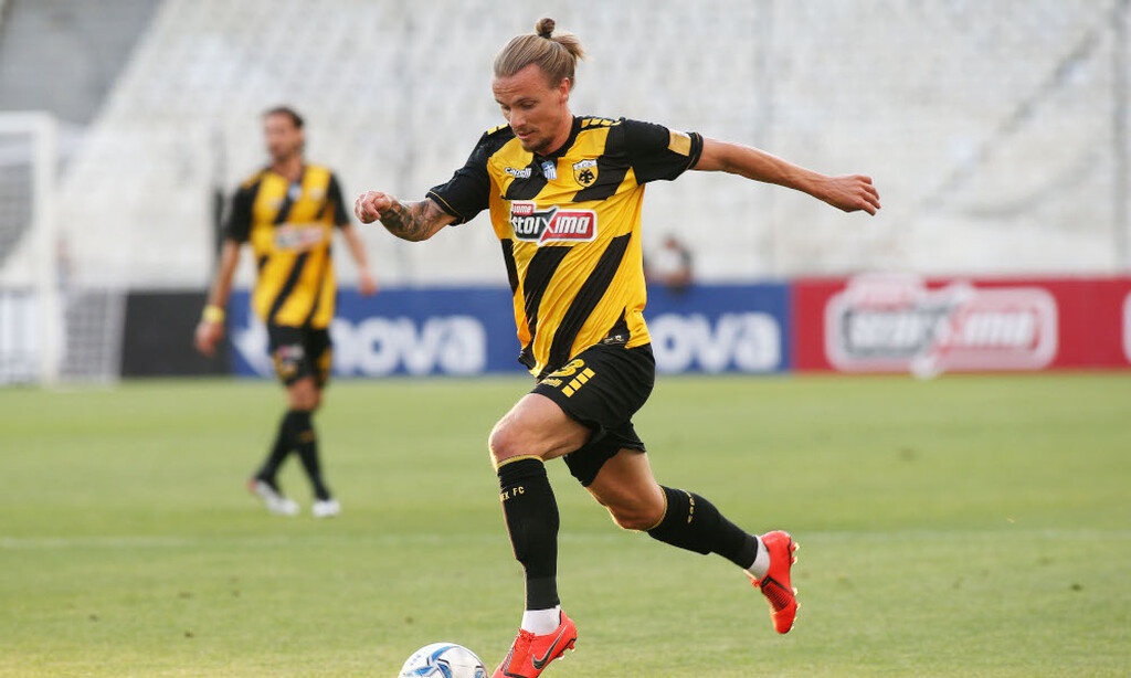 Για τον Νίκλας Χουλτ, αρχικά υπήρχε πρόθεση να αναζητηθεί ένας παίκτης με διαφορετικά χαρακτηριστικά στο αριστερό άκρο της άμυνας, αλλά στην ΑΕΚ αξιολογούν θετικά τη συνέπειά του και αν δεν βρεθεί κάτι πολύ καλύτερο για τη θέση, ίσως παραμείνει