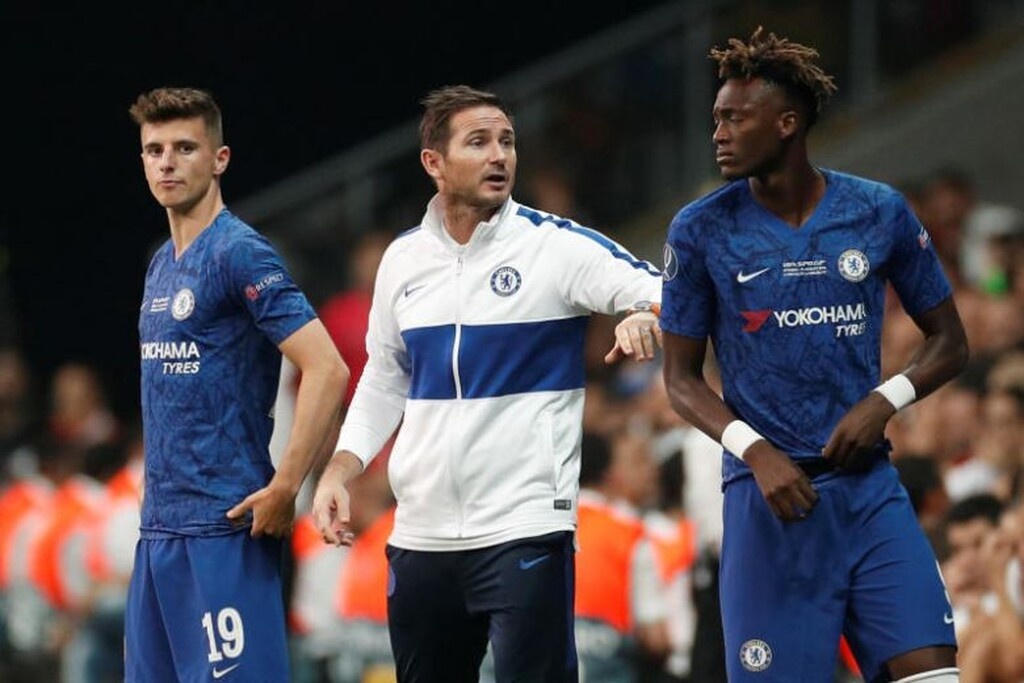 Chelsea: Ναι θα πείτε πλούσια ομάδα κλπ. Μιλάμε όμως για την πρώτη χρονιά του FM20. Την Τσέλσι. Της απαγόρευσης μεταγραφών. Των πολλών νεαρών και άπειρων ποδοσφαιριστών. Την Τσέλσι που έχασε τον Εντέν Αζάρ. Των αρκετών σοβαρών μεταγραφών.